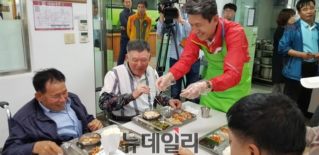 ▲ 이강덕 포항시장 후보가 25일 포항장애인복지관에서 배식봉사활동을 하고 있다.ⓒ뉴데일리