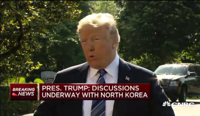 ▲ 도널드 트럼프 美대통령이 해군사관학교 졸업식에 참석하기 위해 나가는 도중 기자들에게 美北정상회담 개최 가능성을 설명하고 있다. ⓒ美CNBC 관련속보 화면캡쳐.