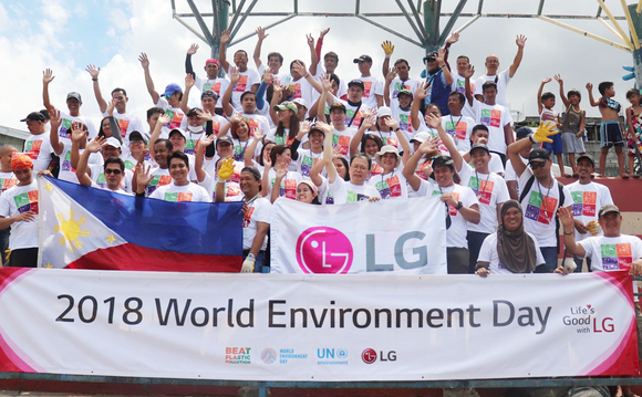 ▲ 환경보호 활동 후 기념촬영을 하고 있는 LG전자 필리핀법인 임직원들 ⓒLG전자