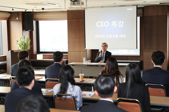 ▲ 24일 연지동 본사 아산홀에서 유창근 현대상선 사장이 2018년 입사한 신입사원을 대상으로 CEO 특강을 진행하고 있다.ⓒ현대상선