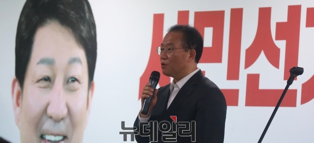 ▲ 윤재옥 의원이 권영진 후보 선대위 발대식에서 축사를 하고 있다. 권 후보 친구인 윤 의원은 권 후보 압승을 위해 노력하자고 역설했다.ⓒ뉴데일리