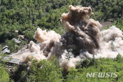 ▲ 24일 북한 핵무기연구소 관계자들이 함경북도 길주군 풍계리 핵실험장 폐쇄를 위한 폭파작업을 했다. ⓒ뉴시스(사진공동취재단)