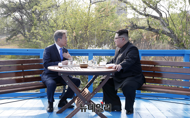 ▲ 문재인 대통령과 북한 김정은이 지난달 27일 군사분계선 표식물이 있는 도보다리에서 대화를 나누고 있다. ⓒ뉴데일리 정상윤 기자