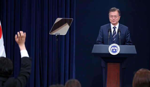 ▲ 문재인 대통령이 27일 오전 청와대 춘추관 브리핑룸에서 전날 있었던 남북 정상회담 결과를 발표한 뒤, 취재진의 질문에 답하고 있다. ⓒ뉴시스 DB