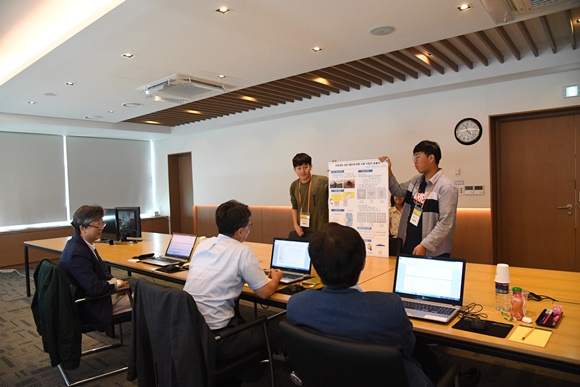 ▲ '한화 사이언스 챌린지' 2차 예선 참가팀의 심사 장면. ⓒ한화