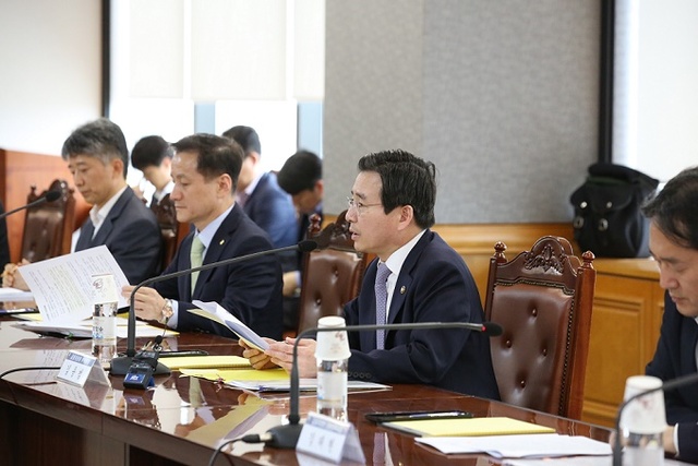 ▲ 김용범 금융위 부위원장이 지난 25일 서울 중구 은행연합회에서 개최된 가계부채 관리 점검 회의에서 모두발언을 하고 있다. ⓒ 금융위원회