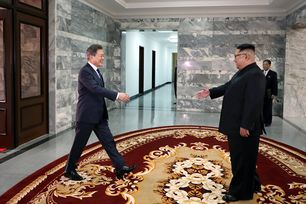▲ 지난 26일 문재인 대통령과 북한 김정은이 판문점 북측지역인 통일각에서 만난 모습. ⓒ청와대 제공