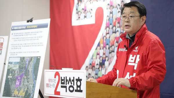 ▲ 박성효 대전시장 후보가 서구 둔산동 서구 선거사무소에서 공약을 발표하고 있다.ⓒ박성효 선거사무소