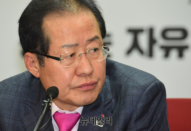 ▲ 자유한국당 홍준표 대표가 27일 오후 서울 여의도 당사에서 전날 남북정상 '깜짝회담'과 관련한 입장을 표명하고 있다. 홍준표 대표는 이날 간담회에서 문재인 대통령의 '조미정상회담' 표현 사용과 관련해 