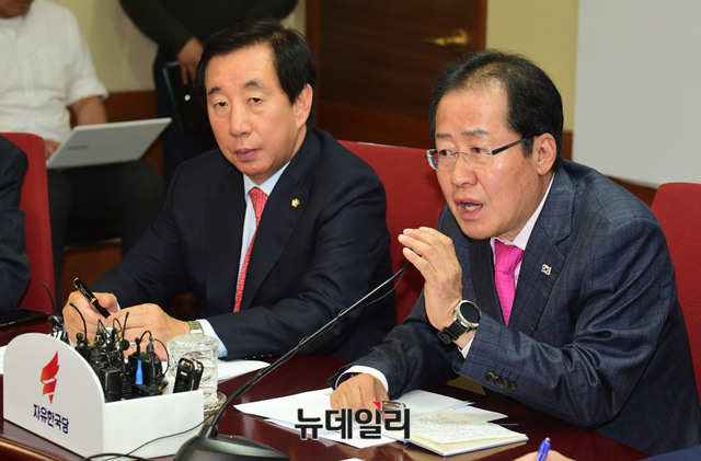 ▲ 자유한국당 홍준표 대표가 27일 오후 서울 여의도 당사에서 열린 기자간담회에서 전날의 남북정상 '깜짝회담'에 관한 입장을 밝힌 뒤, 취재진의 질문에 답하고 있다. ⓒ뉴데일리 이종현 기자