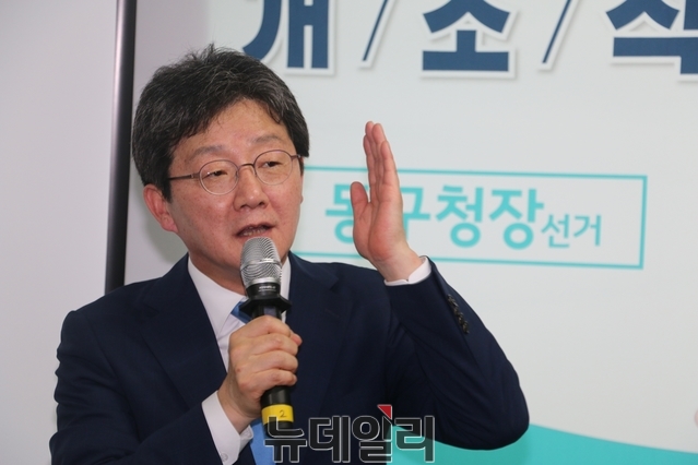 ▲ 유승민 바른미래당 대표가 개소식에 참석해 강 후보 지지를 호소하고 있다.ⓒ뉴데일리