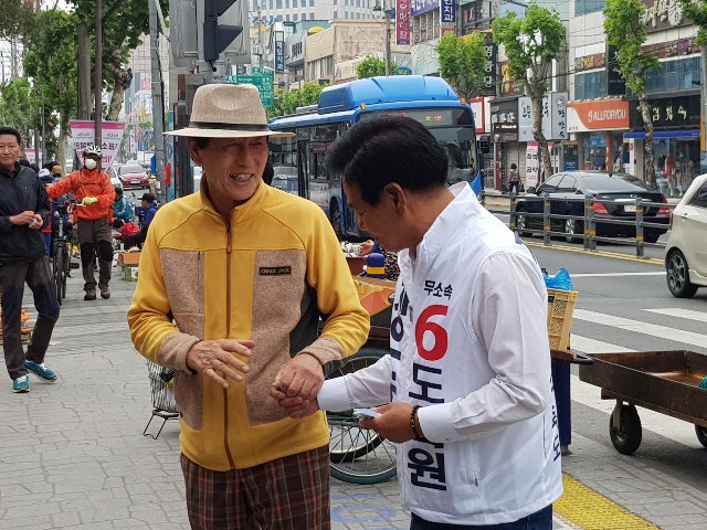 ▲ 경북도의원 선거 포항시 3선거구에 무소속으로 출마한 장두욱 후보가 27일 휴일 아침 죽도시장 부근에서 인사를 하며 지지를 호소하고 있다.ⓒ장 후보측