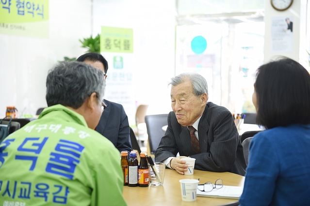 ▲ 홍덕률 대구시교육감 후보 후원회장에 이상희(중간) 전 대구시장이 선임됐다.ⓒ홍 후보측