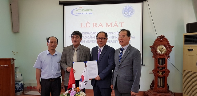 ▲ 영남이공대와 베트남 남딘이공대학이 지난 16일 교육과정공동운영 협약을 체결했다.(사진 오른쪽부터 영남이공대 전기자동화과 박찬규 교수, 이재용 교학부총장, 즈엉 드 빙 남딘이공대학총장, 팜 홍 퐁 남딘이공대학 전기과 학과장)ⓒ영남이공대학교