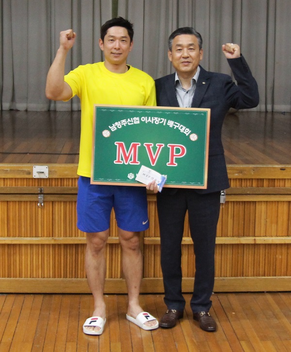 ▲ MVP를 받은 배홍민 선수. ⓒ남청주신협