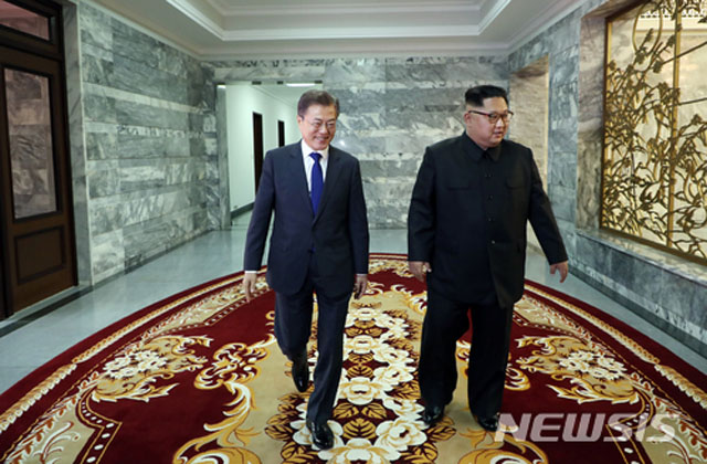 ▲ 지난 26일 판문점 북측 통일각에서 김정은과 만난 문재인 대통령. 문재인 대통령은 이날 비밀리에 김정은을 만났다. ⓒ뉴시스. 무단전재 및 재배포 금지.