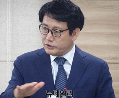 ▲ 28일 충북교육감 후보직 사퇴를 선언하고 있는 황신모 전 청주대 총장.ⓒ이민기 기자