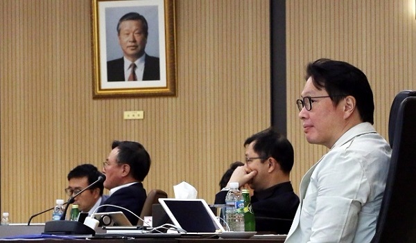 ▲ 최태원 SK 회장(오른쪽)이 지난해 6월 경기 이천 SKMS연구소에서 열린 ‘2017 확대경영회의’에서 계열사 CEO들의 발표를 듣고 있다. ⓒSK