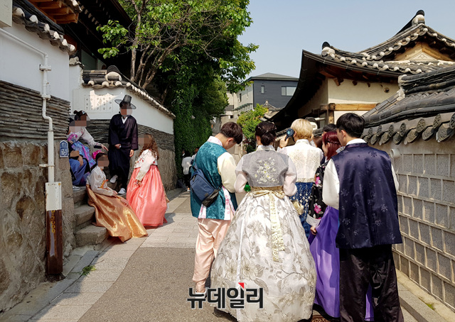북촌 한옥마을을 방문한 관광객들의 모습.ⓒ뉴데일리 김태영 기자