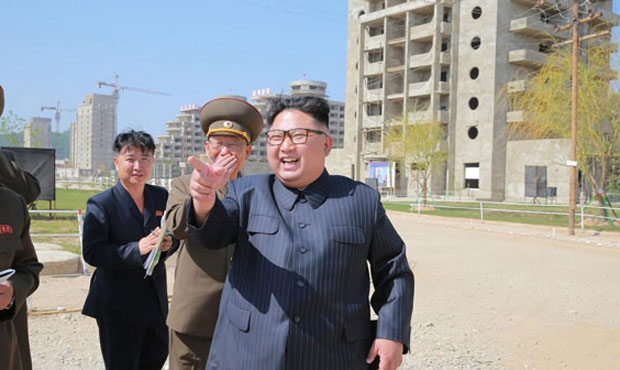 ▲ 지난 26일 원산해양관광지구 건설현장을 찾은 김정은. 당초 외국인 관광객과 북한 특권층을 위해 만드는 시설이었지만 국내 경제사정 악화로 건설이 지연되고 있다. ⓒ北선전매체 화면캡쳐.