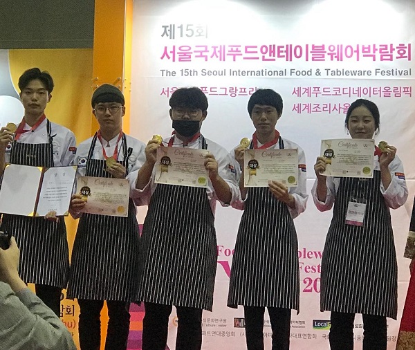▲ 서원대 호텔외식조리학과 학생들이 지난 24일 서울에서 열린 제15회 서울 국제 푸드 앤 테이블웨어 박람회’에서 대상을 받았다. ⓒ서원대