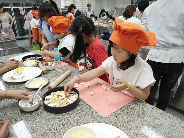 ▲ 26일 대구과학대학교 북구 강북 어린이급식관리지원센터가 운영한 ‘부모와 함께하는 편식예방 요리교실’에서 유아들이 버섯을 이용한 피자 만들기 체험을 하고 있다.ⓒ대구과학대학교