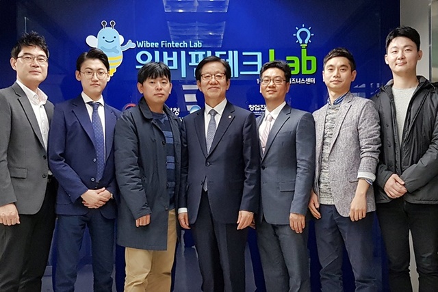 ▲ 우리은행이 지난달 위비핀테크랩 3기 참여 기업 및 관계자들을 위한 오리엔테이션을 개최했다. 위비핀테크랩 3기 선발자들과 기념촬영을 하는 모습. ⓒ우리은행