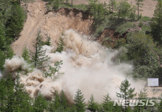 ▲ 북한이 풍계리 핵실험장 폐쇄 직전 핵기술자들을 전문 병원에 집단 격리입원시켰다고 한다. 사진은 지난 28일 풍계리 핵실험장 2번 갱도 폭파 장면. ⓒ뉴시스. 무단전재 및 재배포 금지.