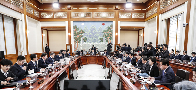 ▲ 지난 4월 24일 문재인 대통령이 국무회의를 주재하는 모습. ⓒ청와대 제공