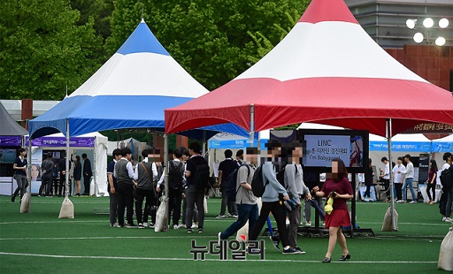 ▲ 지난 16일 서울 성북구 국민대학교에서 '4차산업혁명 페스티벌 시즌2' 행사가 진행됐다. 국민대는 '술 없는 대학축제'를 마련하고, 구성원의 연구 성과 등을 공개하는 프로그램을 선보였다. ⓒ뉴데일리DB