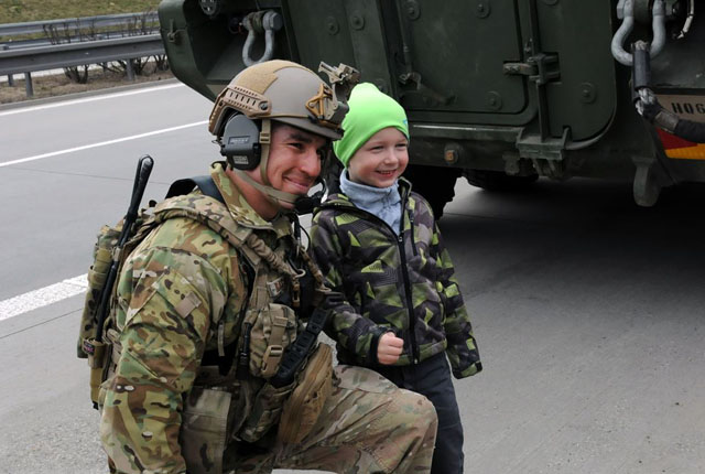 ▲ 동유럽 발트해 북부 국가들을 순환 주둔 중인 미군부대가 폴란드에서 체코로 넘어갈 때 폴란드 어린이의 청에 미군이 함께 사진찍는 모습. ⓒ美국방부 공개사진.