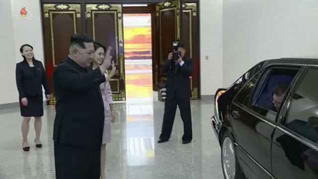 ▲ 지난 3월 5일 방북한 문재인 대통령 특사단이 환영 만찬을 마치고 돌아갈 때 배웅하는 김정은. 이곳이 北노동당 중앙청사 지하라고 한다. ⓒ연합뉴스. 무단전재 및 재배포 금지.