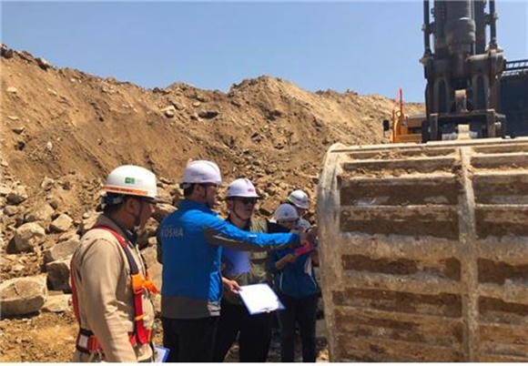 ▲ 부영주택 임직원들이 건설기계·장비 점검의 날을 맞아 안전점검을 실시하고 있다. ⓒ부영