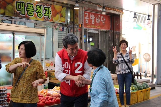 ▲ 이강덕 포항시장 후보가 29일 해도동 큰동해시장에서 시민들의 다양한 목소리를 듣고 있다.ⓒ이 후보측