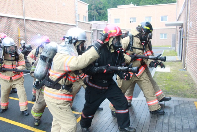 ▲ 포항제철소 안전방재부 소속 화재구급요원들이 다양한 상황별 대처법에 대해 실습 훈련을 하고 있다.ⓒ포스코