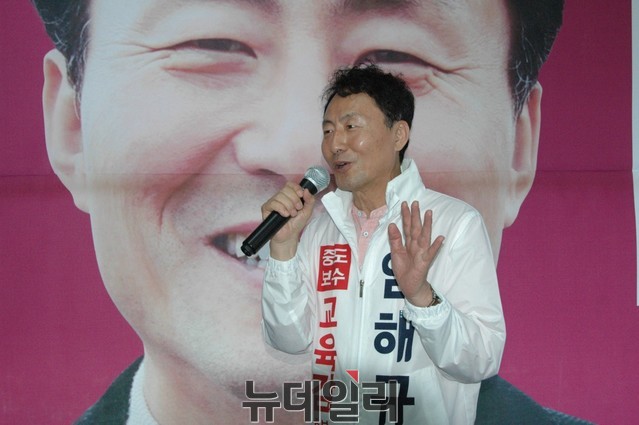 ▲ 29일 오후 수원 경기대 후문 사거리에 위치한 선거사무소에서 발언하고 있는 임해규 경기교육감 후보. ⓒ임해규 교육감 후보 측 제공
