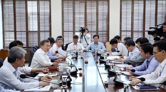 ▲ 문재인 대통령이 29일 오후 가계소득 점검회의를 주재하고 있다. ⓒ청와대 제공