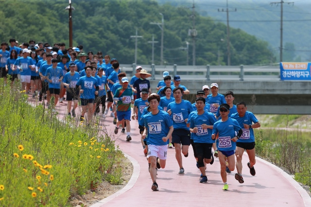 ▲ 대구가톨릭대 봄 축제 시작일인 29일 경산시 하양읍 조산천변과 금호강변에서 열린 DCU마라톤대회에 지역 주민들도 참가해 학생, 교직원과 함께 힘찬 레이스를 펼쳤다.ⓒ대가대