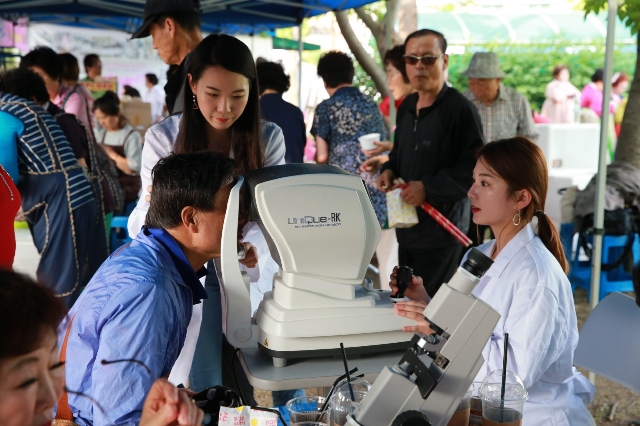 ▲ 대구가톨릭대 Eyewear사업단은 봄 축제에 참가한 지역 어르신을 대상으로 검안과 돋보기 제공 서비스를 했다.ⓒ대가대