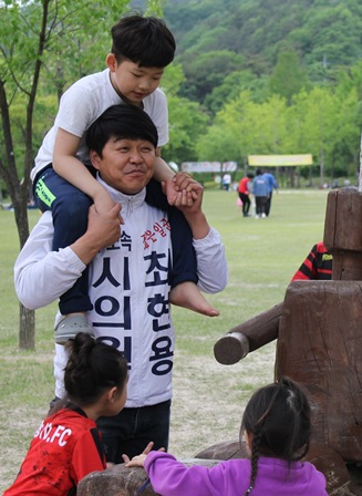 ▲ 무소속 최현용 포항시의원 후보가 유세도중 놀이터의 어린이들과 함께 즐거운 시간을 보내고있다.ⓒ최 후보측