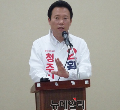 ▲ 자유한국당 황영호 청주시장 후보가 30일 청주시 브리핑룸에서 기자회견을 갖고 전날 더불어민주당 한범덕 후보의 TV토론회 발언에 대해 의혹을 제기하고 있다.ⓒ이민기 기자