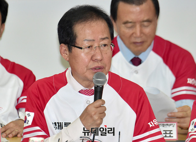 ▲ 홍준표 자유한국당 대표가 15일 오전 서울 여의도 당사에서 열린 '6.13 지방선거 일자리! 설자리! 살자리! 선거대책위원회' 발대식에서 모두발언을 하고 있다. ⓒ뉴데일리 이종현 기자