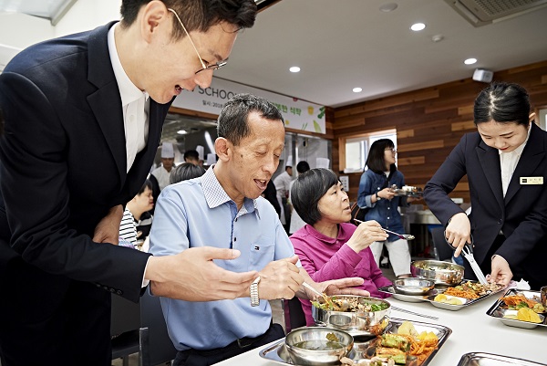 ▲ SK 뉴스쿨 서비스학과 학생들이 30일 서울 강남구 충현복지관에서 재능기부 봉사활동을 실시했다. ⓒSK행복나눔재단