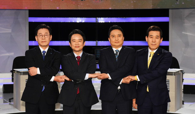▲ 이재명 더불어민주당·남경필 자유한국당·김영환 바른미래당·이홍우 정의당 경기도지사 후보가 29일 오후 29일 오후 서울 영등포구 여의도동 KBS에서 열린 2018 지방선거 경기도지사 토론회에 앞서 기념촬영을 하고 있다. ⓒ뉴시스DB 사진공동취재단
