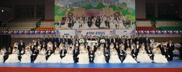 ▲ 장애인 부부 31쌍이30일  공주 백제체육관에서 백년해로를 기약했다.ⓒ충남도