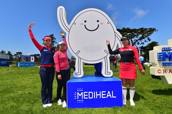 ▲ 지난 4월26일부터 30일까지 미국 캘리포니아주 샌프란시스코의 레이크 머세드 골프클럽에서 개최된 '2018 LPGA MEDIHEAL Championship’에 참석한 메디힐 소속 선수 3인이 기념 사진을 촬영하고 있다.ⓒ엘앤피코스메틱