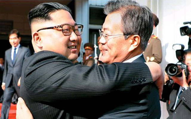 ▲ 지난 26일 국민들에게 알리지 않고 판문점 북측 통일각으로 달려가 김정은과 만난 문재인 대통령. ⓒ청와대 공개사진.