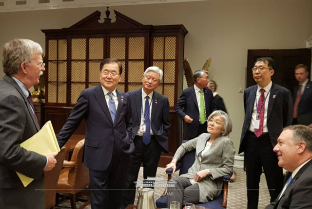 ▲ 지난 22일(현지시간) 한미정상회담 당시 백악관에서 존 볼턴 美NSC 보좌관과 만난 정의용 국가안보실장, 강경화 외교장관, 윤영찬 소통수석 일행. ⓒ청와대 공개사진.