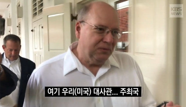 ▲ 싱가포르 美대사관 앞에서 취재진을 만난 조 헤이긴 美백악관 부비서실장. ⓒKBS 관련보도 화면캡쳐.