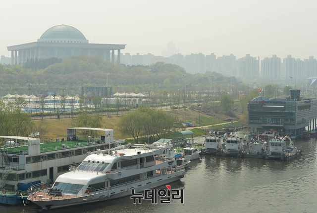 ▲ 미세먼지 오염도가 '나쁨'인 지난 4월 20일 오후, 서강대교에서 바라본 국회의사당이 뿌옇게 보이고 있다. ⓒ뉴데일리 공준표 기자